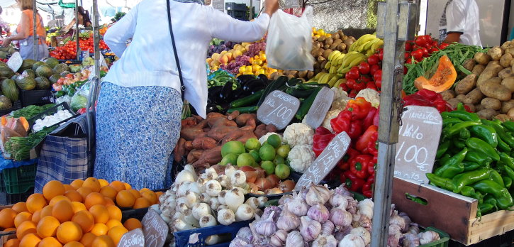 Frisches Obst und Gemüse gibt es auf den bunten Wochenmärkte.